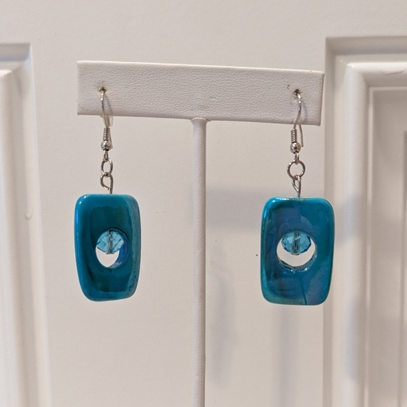 Earrings Turquoise Aqua Blue Bead Drop Silver Tone French Wire Pierced NWOT - Picture 2 of 4